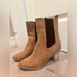 Dolce Vida brand new brown suede boots.